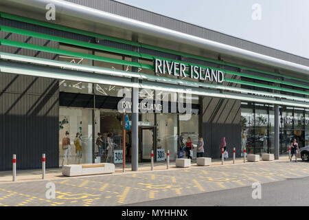 Exterior de River Island, un minorista; Lagos Rushden Shopping Center, Northamptonshire, Reino Unido