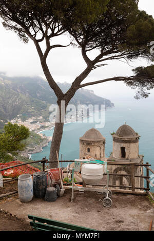 Vistas de la costa de Amalfi desde Villa Rufolo, jardines con el mal tiempo y la creación de trabajo en curso, la costa de Amalfi, Ravello, Campania, Italia Foto de stock