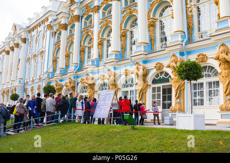 ST. Petersburgo, Rusia - 25 de septiembre de 2015: una línea de turistas que desean llegar al Museo Palacio de Catalina en Tsarskoye Selo Foto de stock
