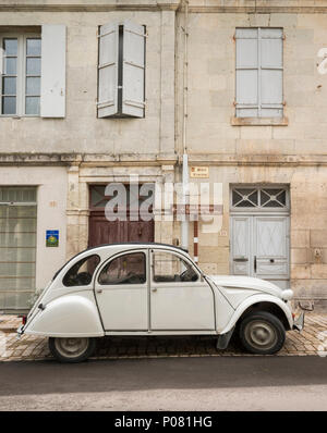 Blanco 2CV estacionado en una aldea de Francia Foto de stock
