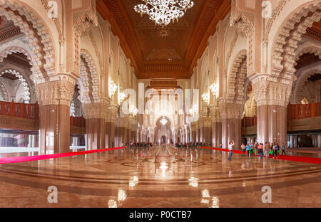 Vista desde el interior, la sala de oración, la Mezquita de Hassan II, la Grande Mosquée Hassan II, arquitectura morisca, Casablanca, Marruecos