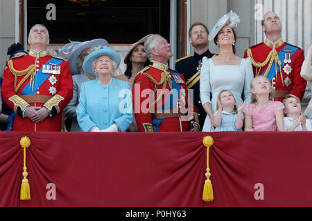Londres, Reino Unido. 9 de junio de 2018. Los miembros de la familia real ver las flechas rojas con la reina Isabel II de Gran Bretaña en el balcón del Palacio de Buckingham durante el Trooping el Color ceremonia conmemorativa de la Reina Isabel II el 92° cumpleaños en Londres, Inglaterra, el 9 de junio de 2018. Crédito: Tim Irlanda/Xinhua/Alamy Live News