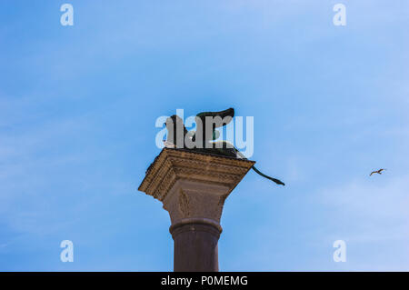 Venecia, Italia - 26 de mayo de 2018: columna capital con león alado de San Marcos, en Venecia, Italia Foto de stock