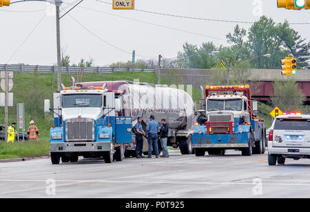 El 18 de mayo de 2018 Stevensville MI USA;gente cerca de un camión de remolque y un camión destrozado en la escena de un accidente Foto de stock