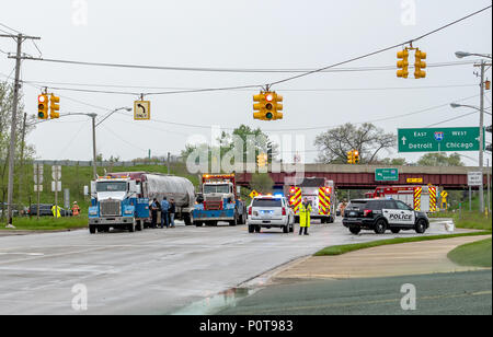 El 18 de mayo de 2018 Stevensville MI EE.UU.; un accidente grave muestra primero res-ponders, policía, bomberos y camiones grúa. Importante los trabajadores cuando necesite ayuda Foto de stock