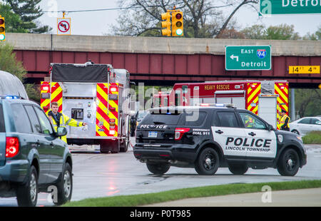 El 18 de mayo de 2018 Stevensville MI EE.UU.; un hombre policía dirige el tráfico en la escena de un accidente grave en la autopista Foto de stock