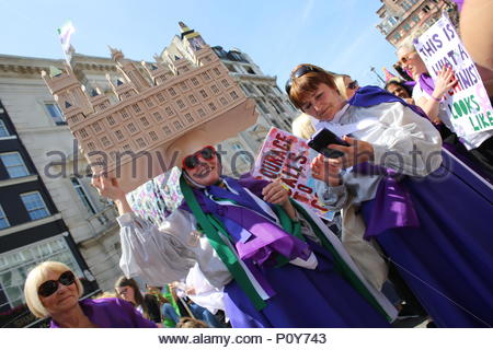 Londres, Reino Unido. El 10 de junio de 2018. Su espléndido clima en Londres en marzo de Westminster tuvo lugar en honor del movimiento Suffragette. Una gran marcha serpentea su camino hacia Westminster con miles de jubilosos mujeres celebrando 100 años de votos para las mujeres. Foto de stock