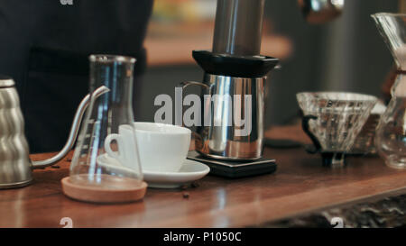 Barista verter agua sobre el café tierra con filtro Foto de stock