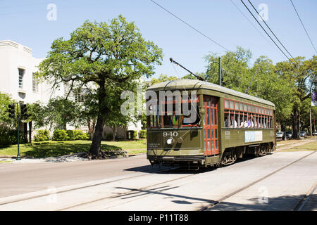 Tranvía St. Charles Avenue en el Garden District de Nueva Orleans, Luisiana. Foto de stock