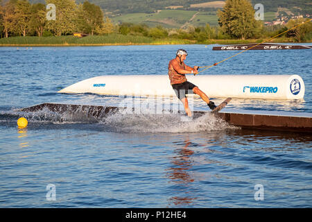 PASOHLAVKY, REPÚBLICA CHECA - Junio 03, 2017: Rider wakeboard en el cable wake park Merkur Pálava en la región de Moravia del Sur Foto de stock