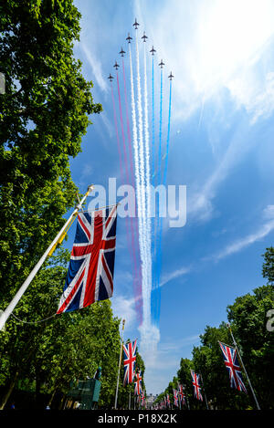 Las flechas rojas de la Real Fuerza Aérea volando en el Mall para el cumpleaños de la Reina en Londres Trooping Flypast después el color de 2018. Bandera británica Foto de stock