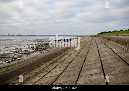 El hormigón frente al mar en la isla de grano, Kent, UK Foto de stock