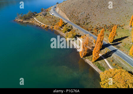 La autopista y Alpes 2 ciclo oceánico Trail, y el lago Benmore, Waitaki Valley, North Otago, Isla del Sur, Nueva Zelanda - antena drone