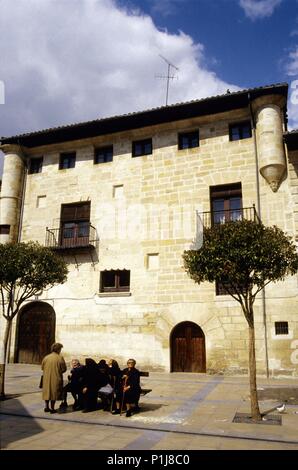 España - Castilla y León - La Bureba - BURGOS (de distrito). Miranda del Ebro, la Plaza Mayor, la fachada de palacete y jubilados. Foto de stock