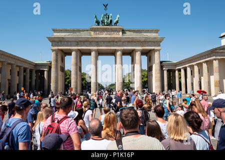 Muchos turistas en frente de la Puerta de Brandenburgo en Berlín, Alemania