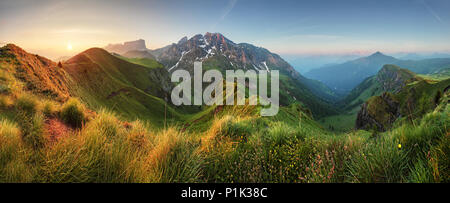 Panorama del amanecer de montaña en los Dolomitas, Passo Giau Foto de stock