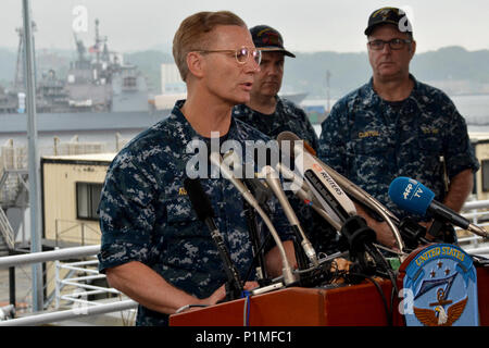 (170618-N-XN177-021) Joseph Aucoin habla con los miembros de la prensa sobre el misil guiado por el destructor USS Fitzgerald (DDG 62) Foto de stock