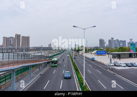 Xiamen, China - Apr 07, 2018: Secuencia acelerada, el tráfico de automóviles y ejecuta el subterráneo en Seaside cerca de Xiamen Garden Expo