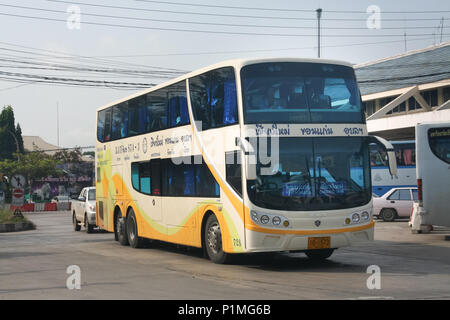 CHIANG MAI, Tailandia - 15 de octubre de 2011: Bus de Phetprasert tour company. Foto en la estación de autobuses de Chiangmai.