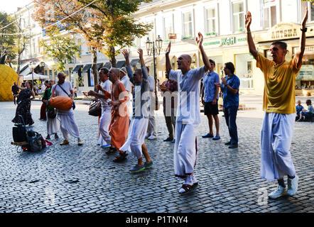 Calle de cantar el Hare Krishna Harinamas por la calle Derybasivska en Odessa.