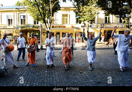 Calle de cantar el Hare Krishna Harinamas por la calle Derybasivska en Odessa.