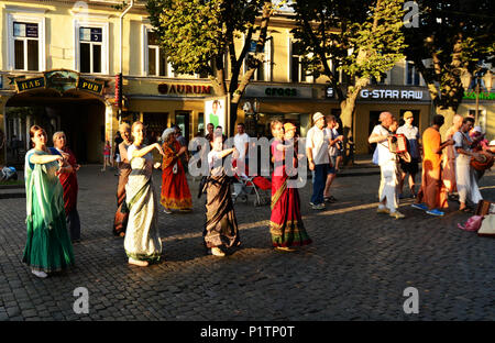 Calle de cantar el Hare Krishna Harinamas por la calle Derybasivska en Odessa.