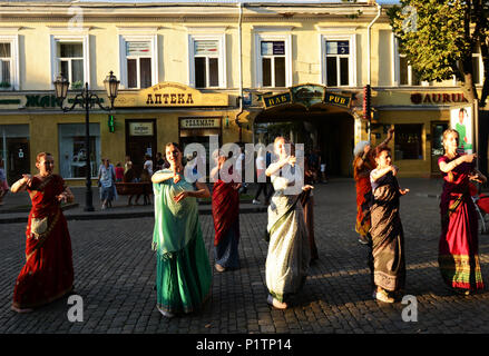 Calle de cantar el Hare Krishna Harinamas por la calle Derybasivska en Odessa.