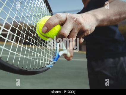 Jugador de tenis sosteniendo la raqueta en corte con raqueta Foto de stock