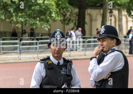Dos oficiales de policía metropolitanos en servicio en el centro comercial para el desfile Trooping the Color en Londres, Reino Unido Foto de stock