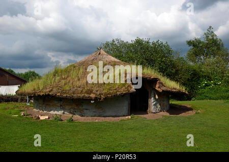 Cabaña de la edad del hierro en el pabellón Fen parque arqueológico, Peterborough, Cambridgeshire, Reino Unido Foto de stock