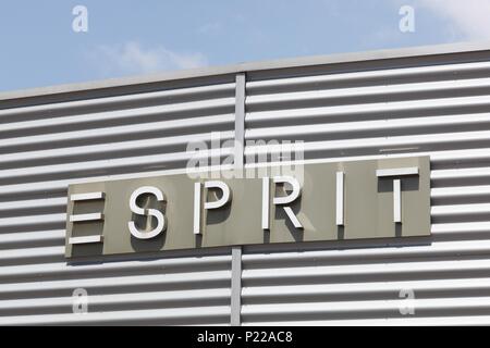 Saint Martin, Francia - 25 de junio, 2017: Esprit logotipo en una fachada. Esprit es un fabricante de ropa, calzado, accesorios, joyería y artículos para el hogar Foto de stock