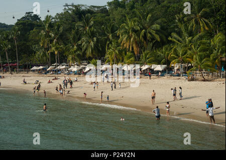 Singapur, Singapur, los bañistas en el Siloso Beach en la isla de Sentosa Foto de stock