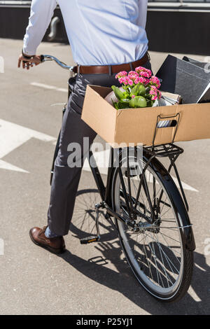Captura recortada del manager montando en bicicleta con cuadro de tronco Foto de stock