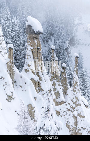 Perca/Gutapercha, provincia de Bolzano, Tirol del Sur, Italia, Europa. Invierno en las pirámides de tierra Foto de stock