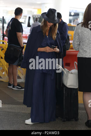 Los Angeles, CA, EE.UU. El 14 de junio de 2018. Jessica Alba ver al aeropuerto LAX el 14 de junio de 2018. Crédito: John Misa/Media Punch/Alamy Live News