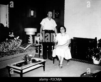 Elvis Presley madre, Gladys Presley, y su padre Vernon Presley en su casa en Audubon. Foto de stock