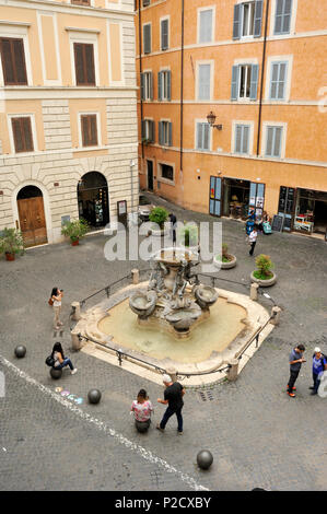 Italia, Roma, Ghetto judío, Piazza Mattei, fuente de tortugas Foto de stock