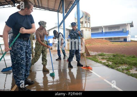 https://l450v.alamy.com/450ves/p2fhhy/ciudad-de-panama-panama-sept-19-2016-2-clase-especialista-culinario-meloiza-worlsley-un-marinero-asignado-a-usns-spearhead-t-hep-1-barre-la-cancha-de-baloncesto-superficie-durante-un-proyecto-de-relaciones-comunitarias-en-el-c-e-b-g-lucas-barcenas-una-escuela-en-la-ciudad-de-panama-panama-unitas-en-latin-unidad-es-un-ejercicio-multinacional-disenado-para-mejorar-el-sudamericano-y-naval-de-ee-uu-y-las-fuerzas-de-seguridad-publica-la-cooperacion-y-mejorar-operaciones-maritimas-conjuntas-ee-uu-navy-photo-by-mass-communication-specialist-1st-class-jacob-sippel-p2fhhy.jpg