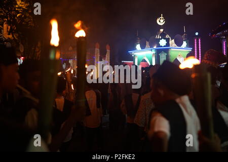 Banda Aceh, Aceh, Indonesia el 14 de junio de 2018: el grupo de musulmanes tras una noche de carnaval y takbir para celebrar Eid Mubarak/Eid ul-Fitr, en Banda Aceh. Foto de stock