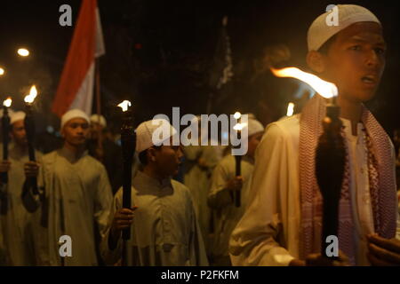 Banda Aceh, Aceh, Indonesia el 14 de junio de 2018: el grupo de musulmanes tras una noche de carnaval y takbir para celebrar Eid Mubarak/Eid ul-Fitr, en Banda Aceh. Foto de stock