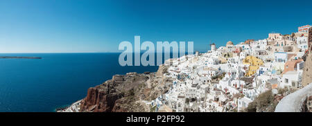 Vista panorámica con molinos de viento icónico de Santorini Foto de stock
