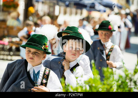 Los muchachos en ropas tradicionales en los tradicionales prozession, Garmisch-Partenkirchen, Alta Baviera, Baviera, Alemania Foto de stock