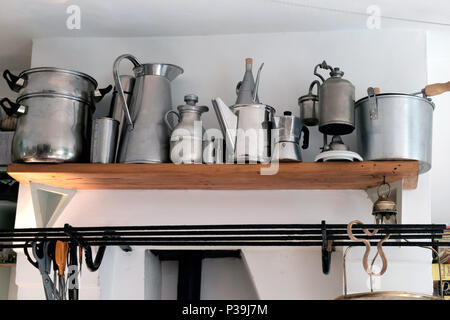 Estantería de cocina abierta con aluminio y acero inoxidable, incluyendo objetos de cocina ollas y jarras. En casa, adaptable 6 Doughty Mews, Bloomsbury de Londres. Foto de stock