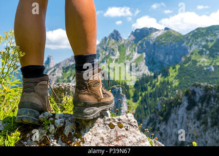 Librería Ánimo Inevitable Escalar en las montañas con botas de montaña Fotografía de stock - Alamy