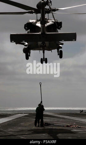 Océano Pacífico (Ago. 9, 2007) - Los marineros asignados al Departamento de alimentación S-6 División preparase para adjuntar un suministro banderín al helicóptero asignado a los "Halcones de Oro' del helicóptero Anti-submarino Squadron (HS) 2 durante un reabastecimiento vertical (VERTREP) a bordo de la clase Nimitz portaaviones USS Abraham Lincoln (CVN 72). Lincoln y Carrier air wing (CVW) 2 están en marcha en la costa del sur de California realizando adaptados ShipÕs Disponibilidad de Capacitación (TSTA). La Marina de EE.UU. Foto de stock