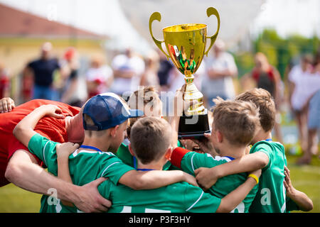 Los jóvenes jugadores de fútbol Celebración del trofeo. Los niños celebrando el Campeonato de Fútbol. Equipo ganador del torneo deportivo para niños los niños.