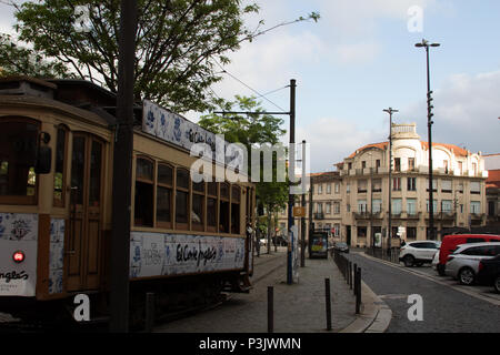 Una electrónica de tranvía pasa por el centro de la ciudad de Oporto, Portugal Foto de stock