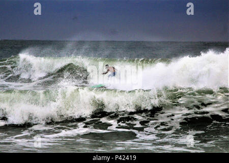 Surfista é visto ningún Canto do Moreira, na praia de Maresias sin litoral norte de São Paulo. Foto de stock
