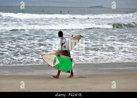 Surfista é visto ningún Canto do Moreira, na praia de Maresias sin litoral norte de São Paulo. Foto de stock