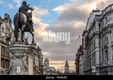 Vista desde Trafalgar Square, en la parte de atrás de la renacentista de la estatua ecuestre de Carlos I a caballo mirando dow